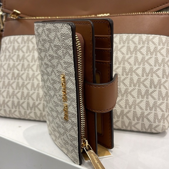 MICHAEL KORS
Medium Signature Logo Wallet 
Vanilla 
NWT - Picture 12 of 16